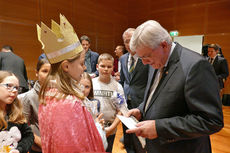 Naumburger Sternsinger zu Besuch beim Hessischen Ministerpräsidenten Volker Bouffier (Foto: Karl-Franz Thiede)